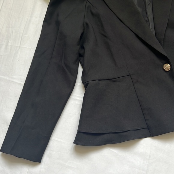 ⭐️Long Sleeve Ruffle Hem One Button Blazer⭐️ - Picture 7 of 10